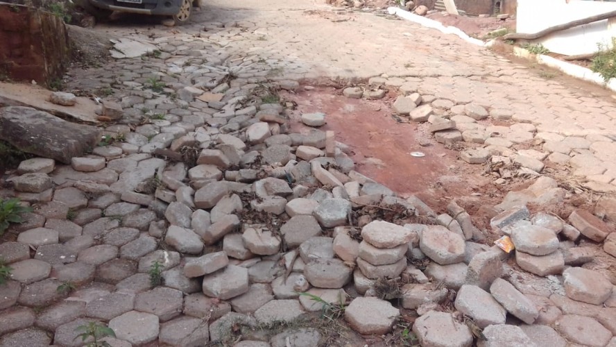Obras inacabadas nas ruas de Ibatiba